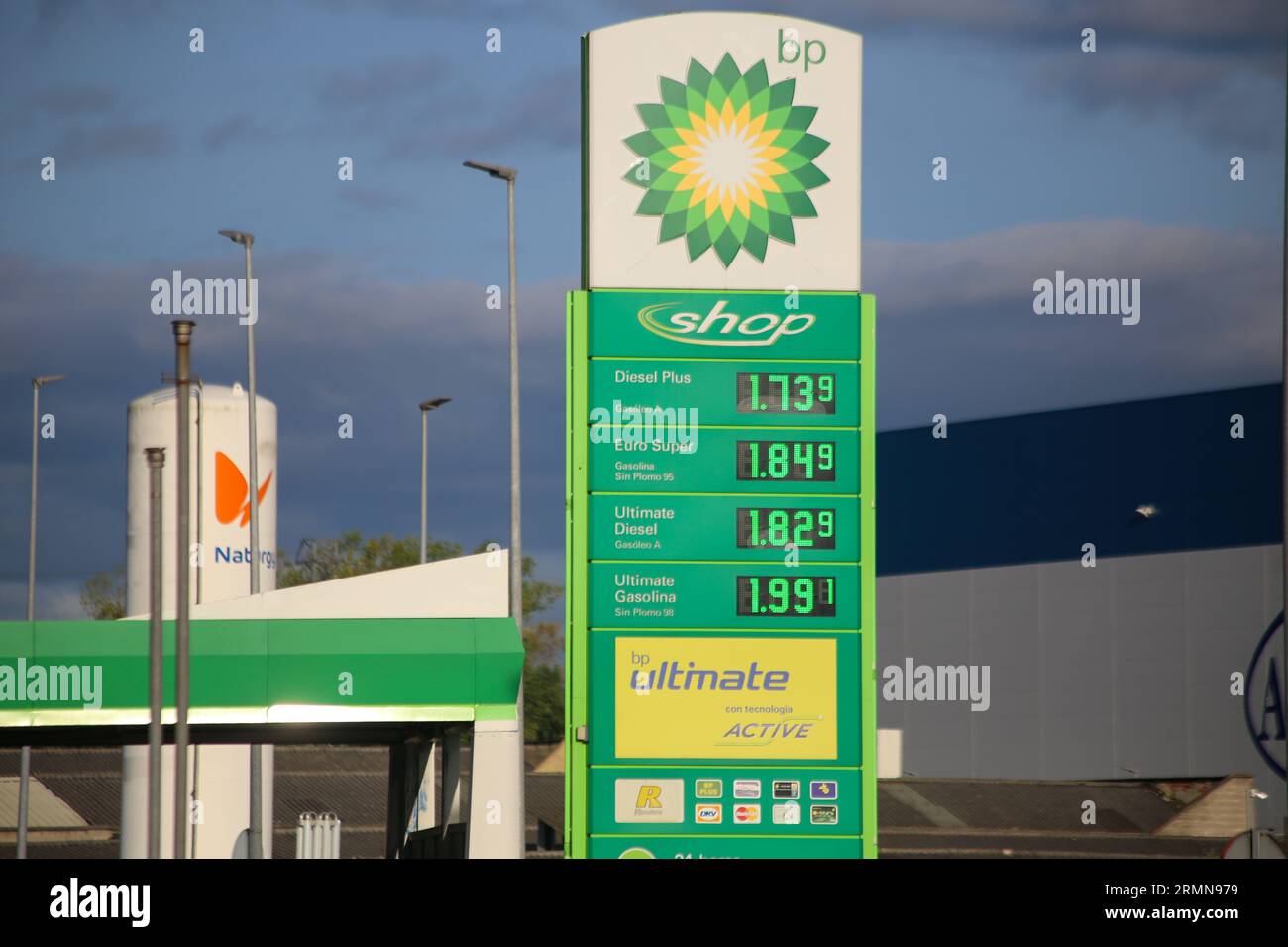 Viella, Asturie, 29 agosto 2023: Il prezzo di una stazione di servizio BP al prezzo della benzina supera i 1,8 euro e quello del gasolio di 1,7 euro dopo otto settimane in aumento, il 29 agosto 2023 , a Viella, in Spagna. Credito: Alberto Brevers / Alamy Live News. Foto Stock