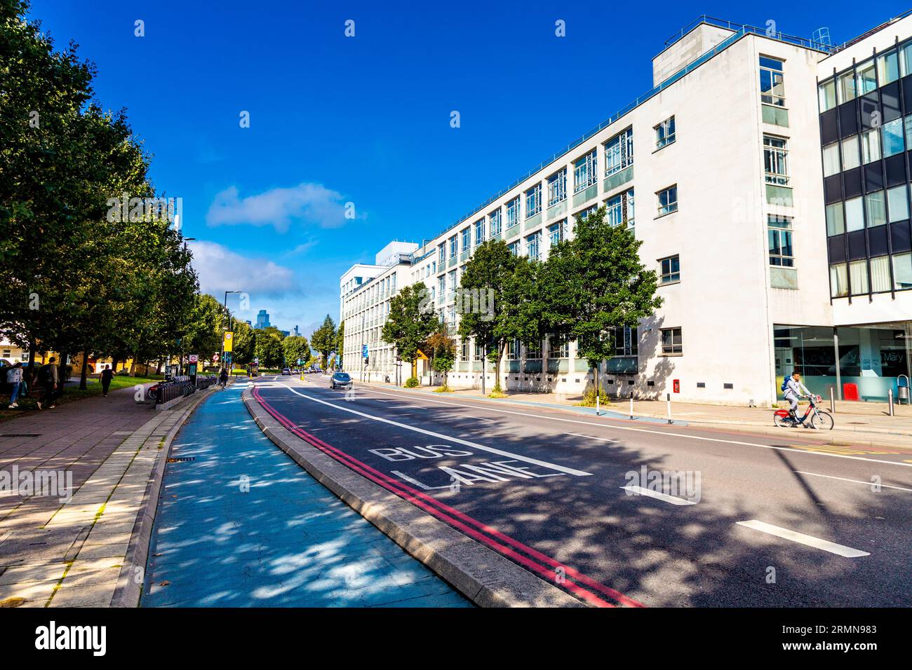 Esterno della facoltà di ingegneria del Queen Mary College, Mile End Road, East London, Inghilterra Foto Stock