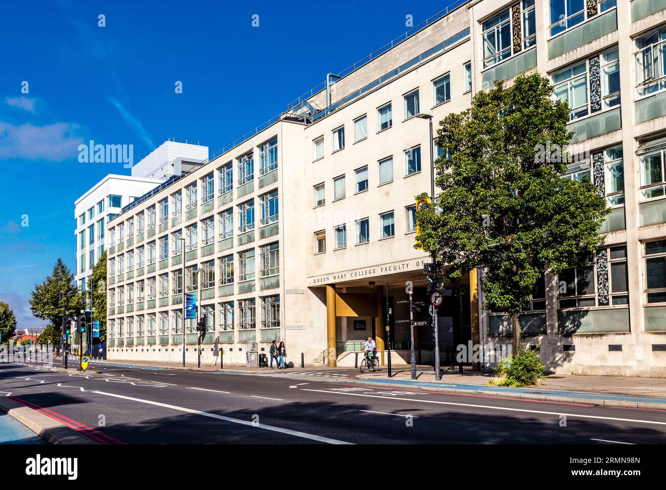 Esterno della facoltà di ingegneria del Queen Mary College, Mile End Road, East London, Inghilterra Foto Stock