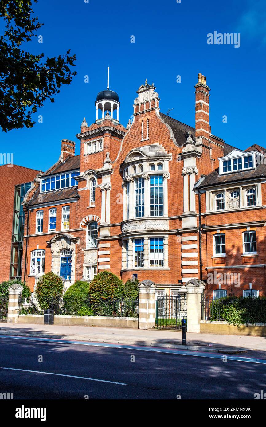 Esterno dell'edificio vittoriano in mattoni rossi per la Central Foundation Girls School (Forely Coborn Girls School), Bow, Londra, Inghilterra Foto Stock
