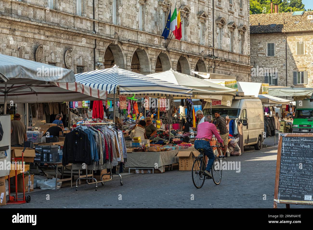 Mercato con bancarelle che vendono abiti in Piazza Arringo ad Ascoli Piceno. Regione Marche, Italia, Europa Foto Stock
