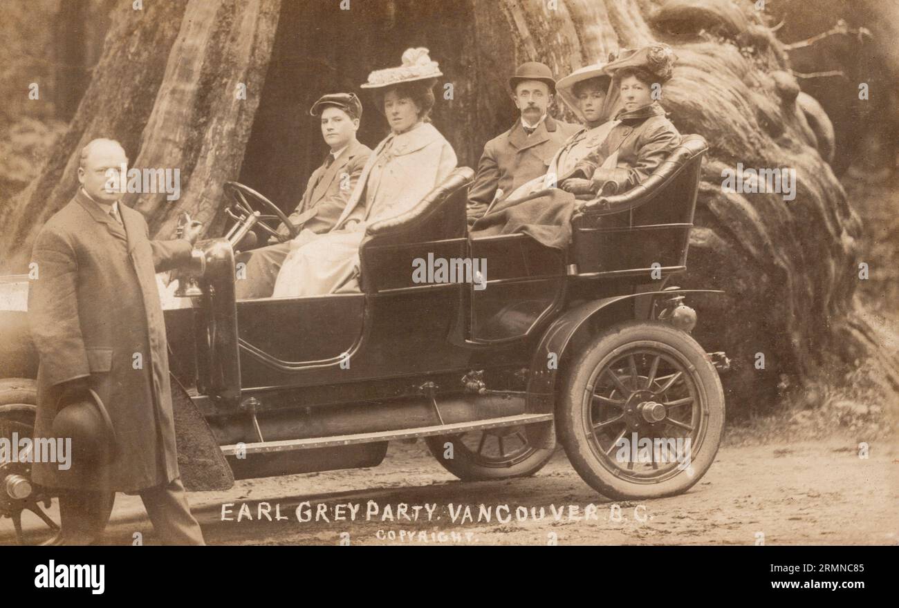 Governatore generale del Canada Earl Grey e famiglia a Big Hollow Tree, Stanley Park, Vancouver, British Columbia Canada, circa 1906. fotografo non identificato Foto Stock