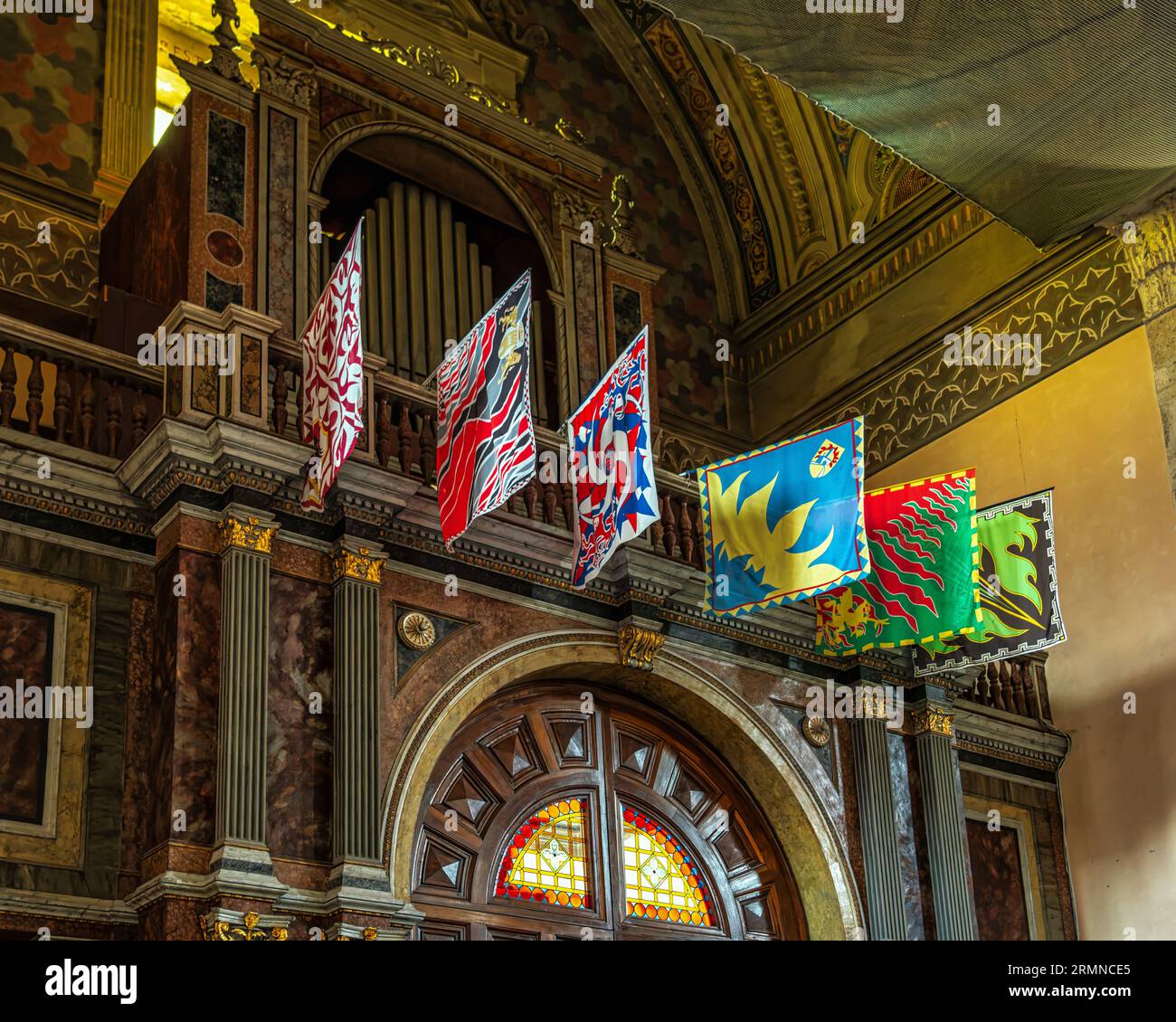 Le bandiere dei rioni di Ascoli Piceno sono appese nella cattedrale di Sant'Emidio. Regione Marche, Italia, Europa Foto Stock
