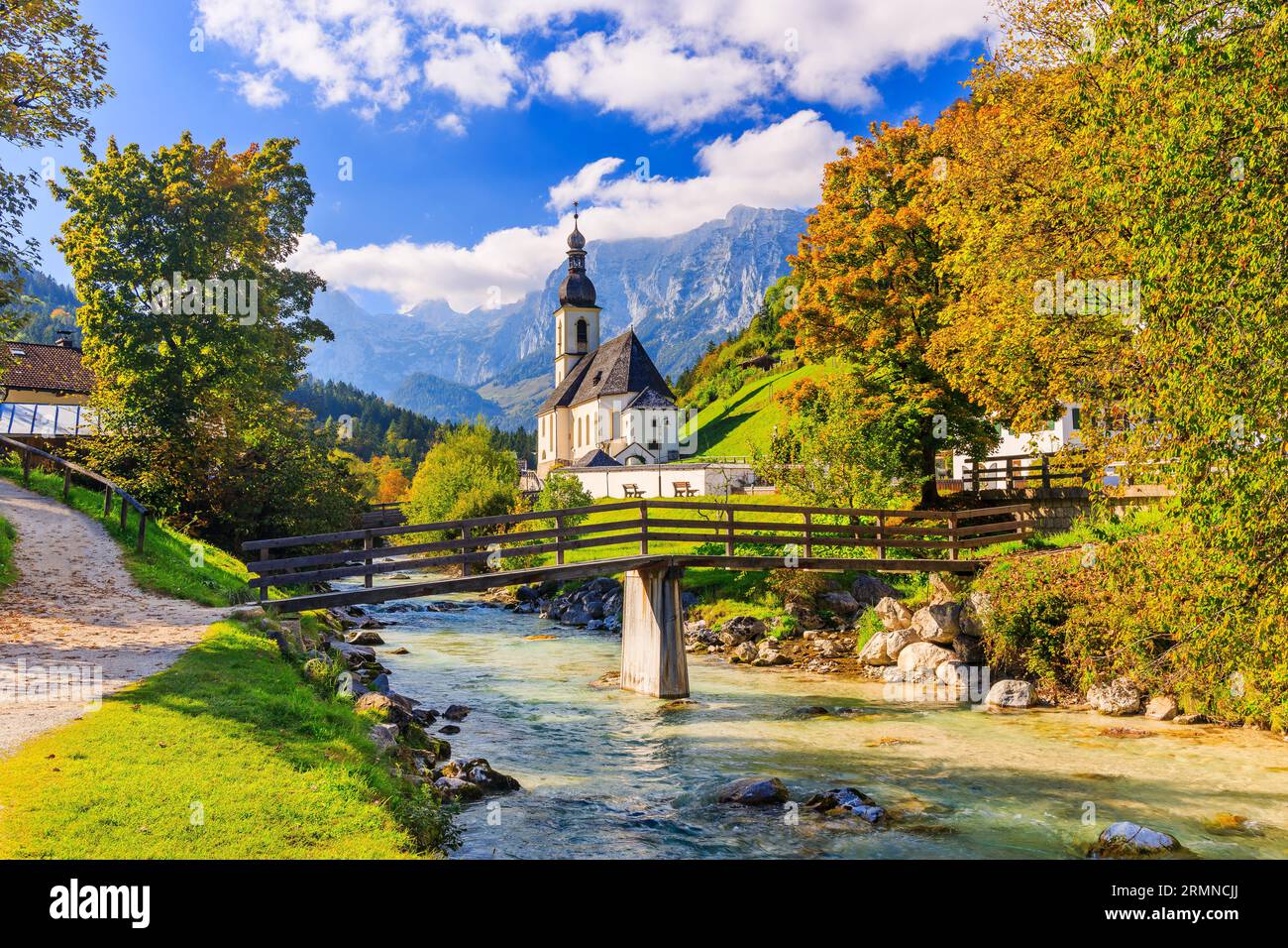 Parco Nazionale Berchtesgaden, Germania. Chiesa parrocchiale di San Sebastiano nel villaggio di Ramsau Foto Stock