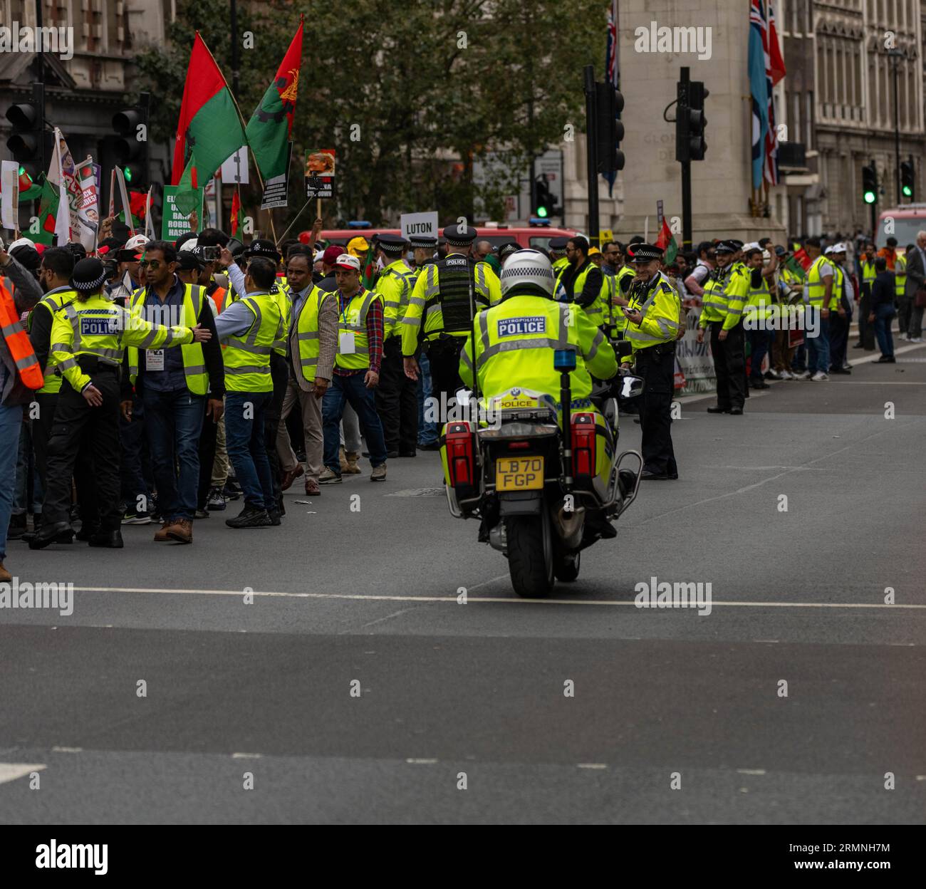 Londra, Regno Unito. 29 agosto 2023. Una marcia/protesta rumorosa e pesantemente controllata per la democrazia e i diritti umani in Bangladesh fuori Downing Street Londra Regno Unito credito: Ian Davidson/Alamy Live News Foto Stock