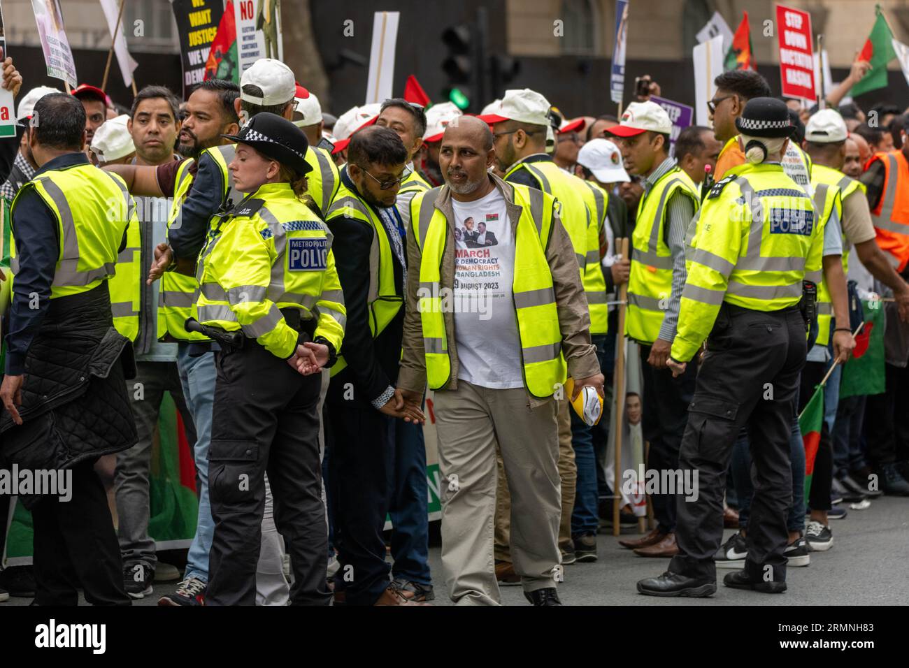 Londra, Regno Unito. 29 agosto 2023. Una marcia/protesta rumorosa e pesantemente controllata per la democrazia e i diritti umani in Bangladesh fuori Downing Street Londra Regno Unito credito: Ian Davidson/Alamy Live News Foto Stock