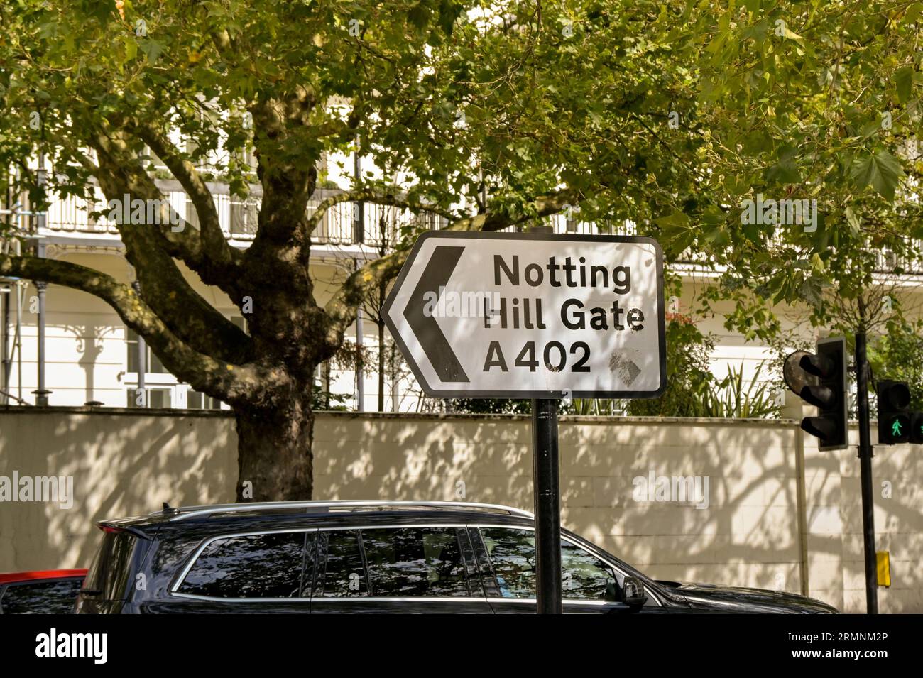 Londra, Inghilterra, Regno Unito - 24 agosto 2023: Cartello stradale che mostra la strada per Notting Hill Gate nel centro di Londra sulla A402, agosto 2023. Foto Stock