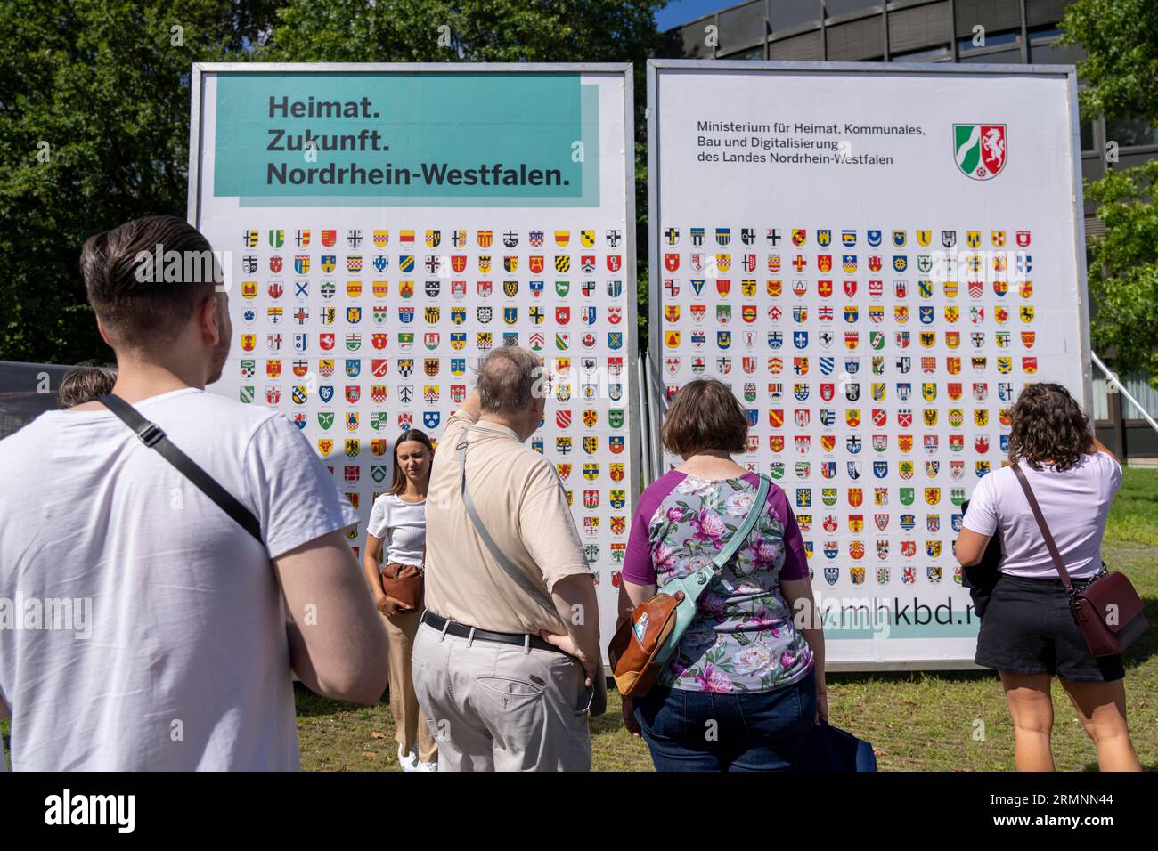 Immagine simbolica di casa, parete poster con gli stemmi di tutti i comuni della NRW, identificazione con casa, presso lo stand del Ministero della Casa A. Foto Stock