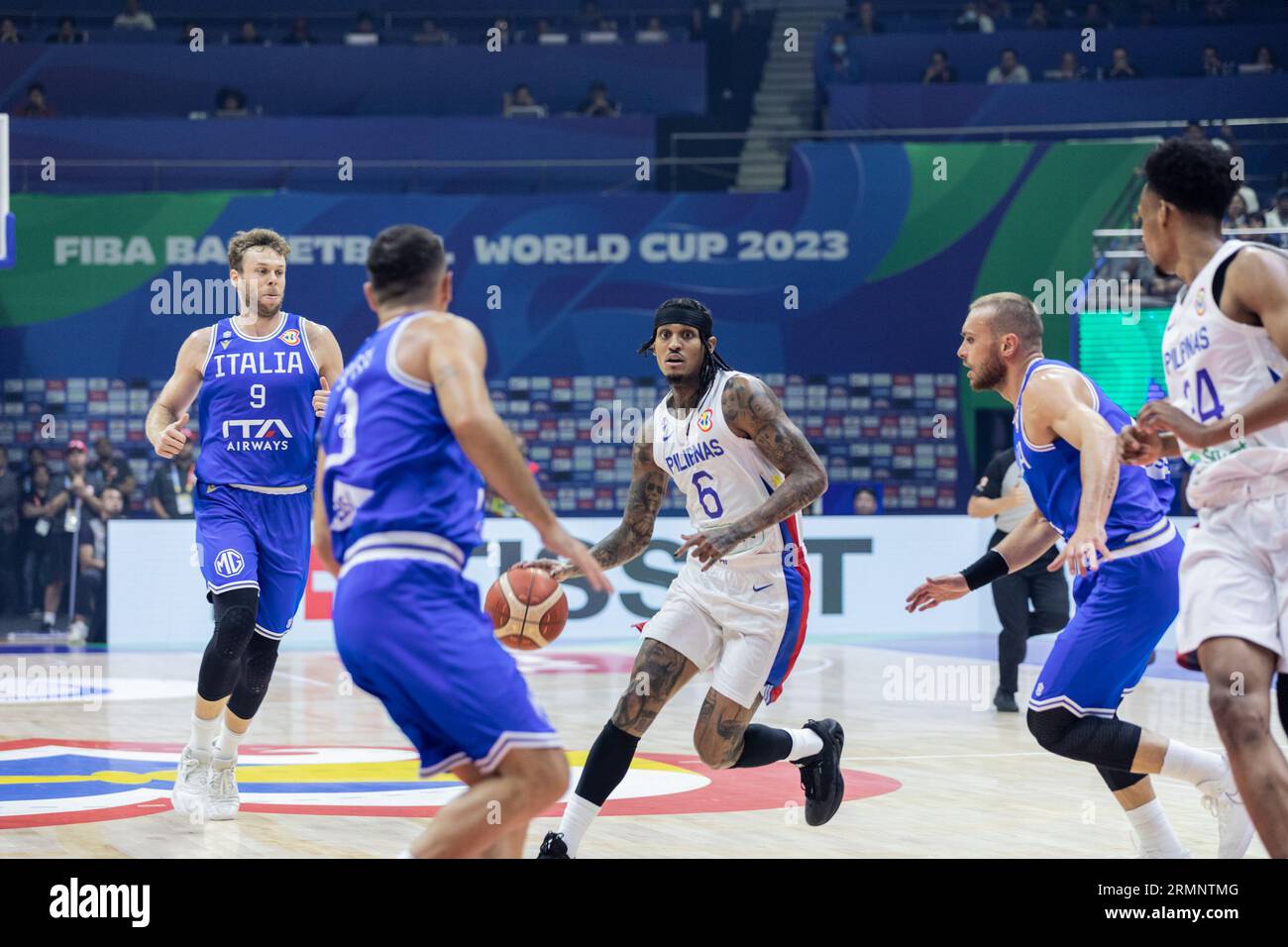 Manila, Filippine. 29 agosto 2023. Jordan Clarkson delle Filippine visto in azione durante la terza partita della fase a gironi della Coppa del mondo di pallacanestro FIBA 2023 tra le Filippine e l'Italia all'Araneta Coliseum-Manila. Punteggio finale; Italia 90:83 Filippine. Credito: SOPA Images Limited/Alamy Live News Foto Stock