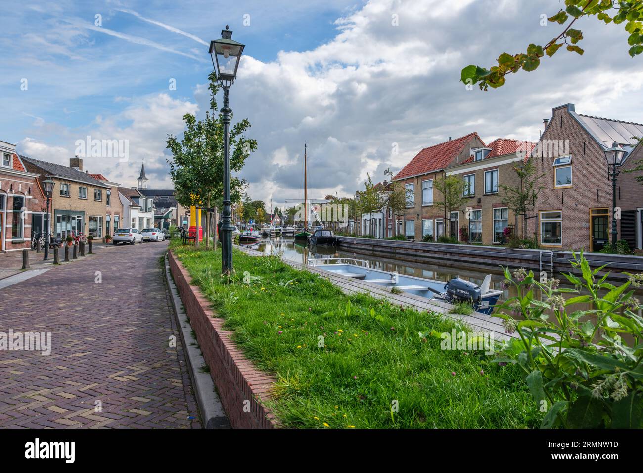 SCHIPLUIDEN, PAESI BASSI - 29 AGOSTO 2023 : Vista sul bellissimo centro del villaggio di Schipluiden con le sue pittoresche case e barche a cana Foto Stock