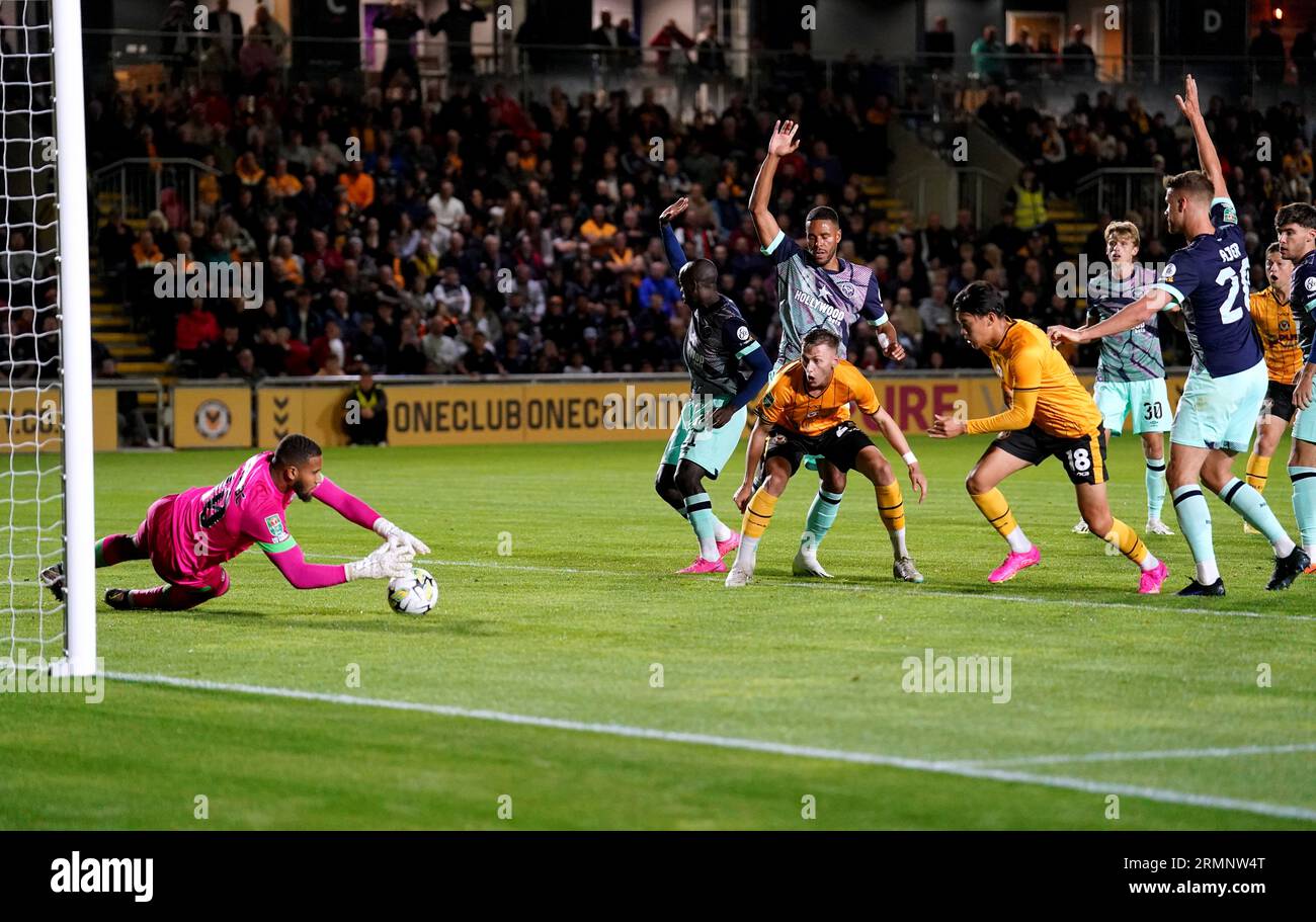 Il portiere di Brentford Ellery Balcombe fa un salvataggio durante la partita del secondo turno della Carabao Cup a Rodney Parade, Newport. Data foto: Martedì 29 agosto 2023. Foto Stock