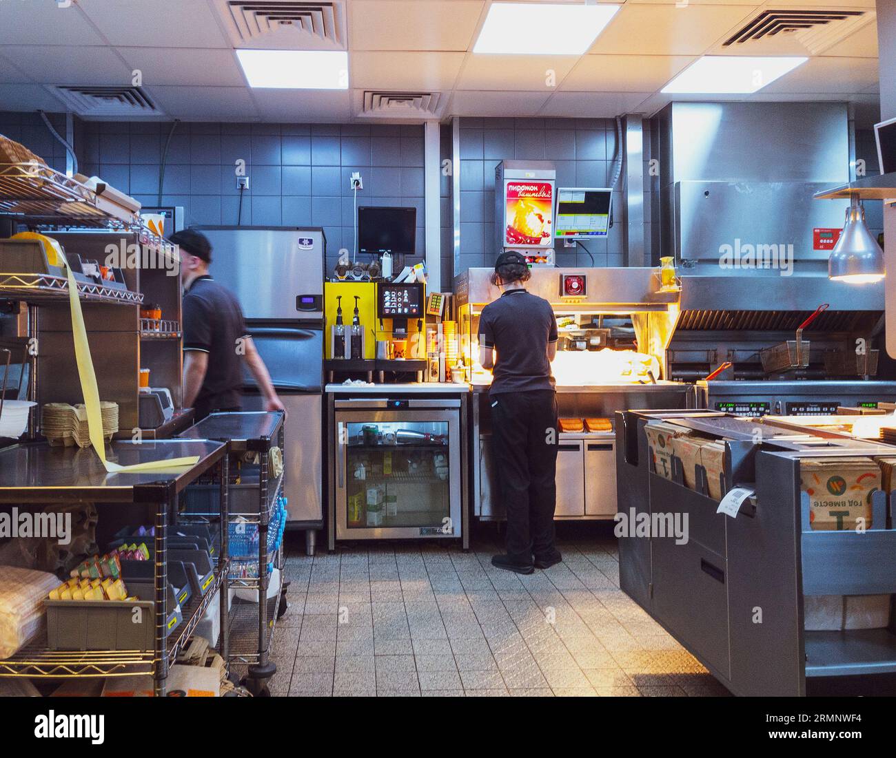 i giovani lavorano in cucina del fast food russo Foto Stock