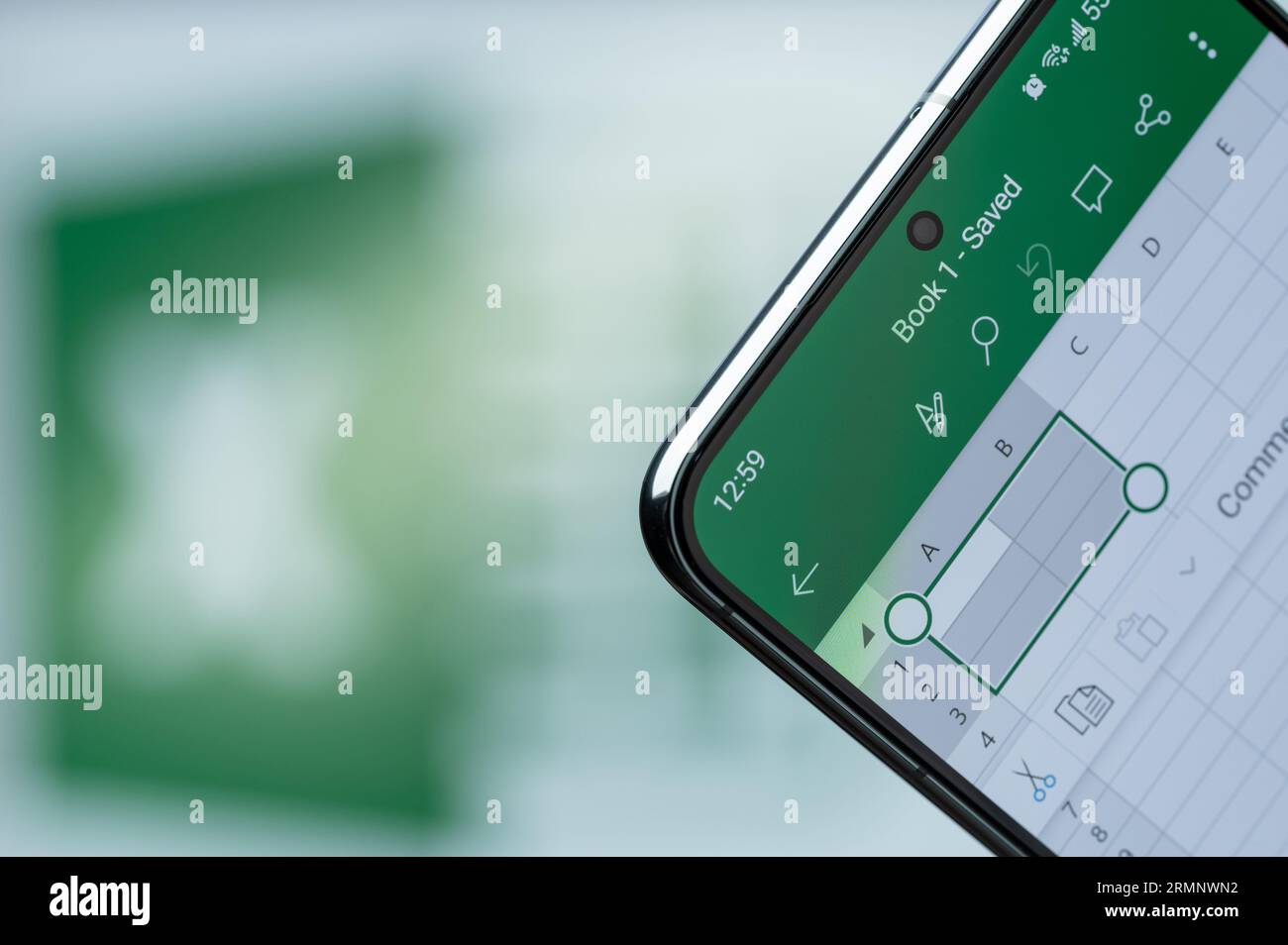 New York, USA - 20 agosto 2023: Lavorare sull'app Microsoft Excel sullo schermo dello smartphone in primo piano con sfondo del logo sfocato Foto Stock