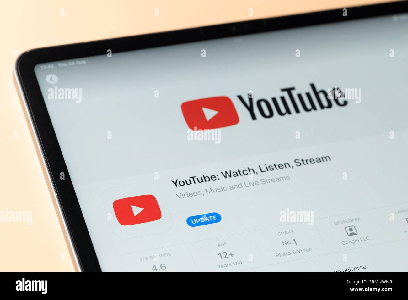 New York, Stati Uniti - 24 agosto 2023: Applicazione YouTube nell'Apple Store sulla vista ravvicinata dello schermo del tablet ipad Foto Stock