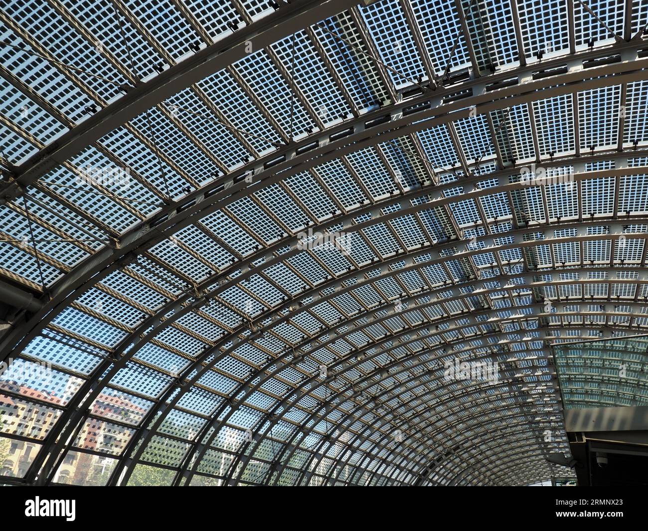 Tetto fotovoltaico a Torino, porta Susa, Torino, Italia settentrionale. Foto Stock