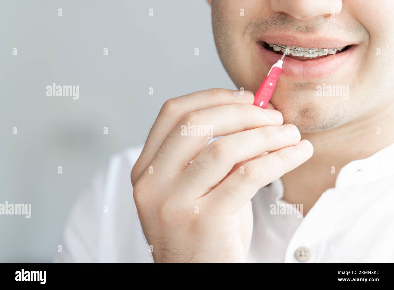 Donna di pulizia dei denti di lei con uno scovolino interdentale Foto stock  - Alamy