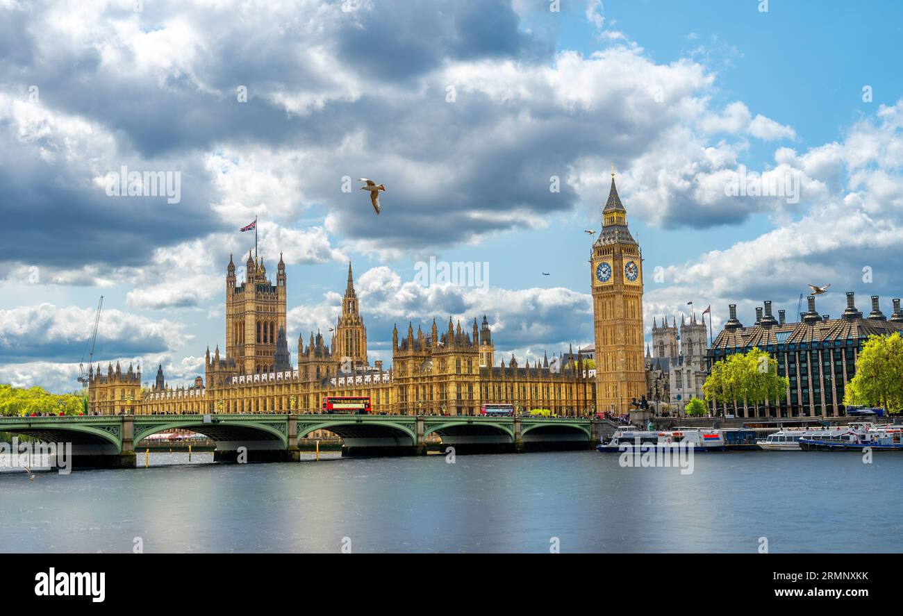 Vista panoramica del famoso Big Ben dell'Orologio di Westminster e della Casa del Parlamento attraverso il Tamigi a Londra - Regno Unito Foto Stock