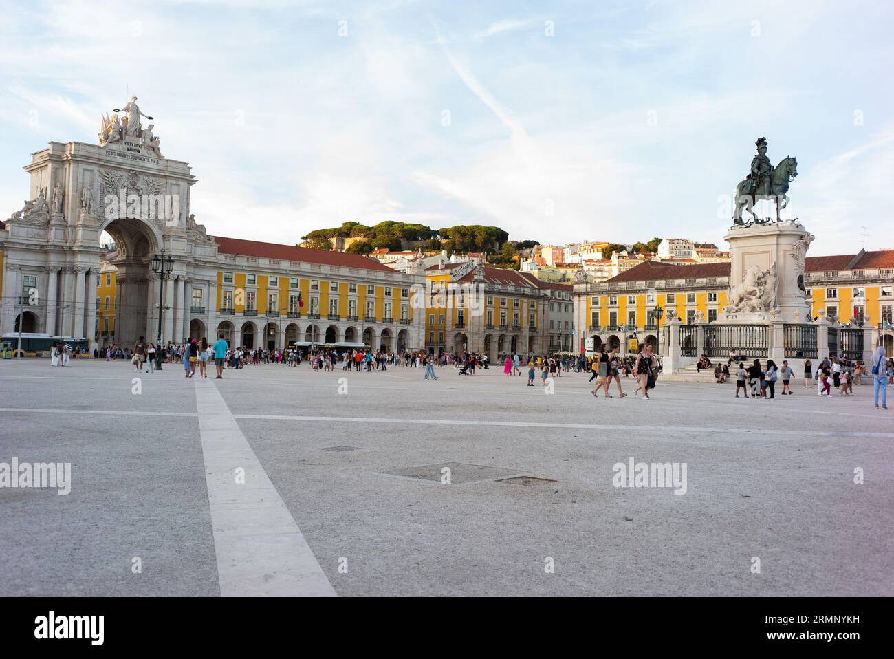 Piazza del commercio è stata il sito del Palazzo reale di Lisbona per più di 200 anni. E' una delle piazze piu' turistiche e importanti di Lisbona. A Foto Stock