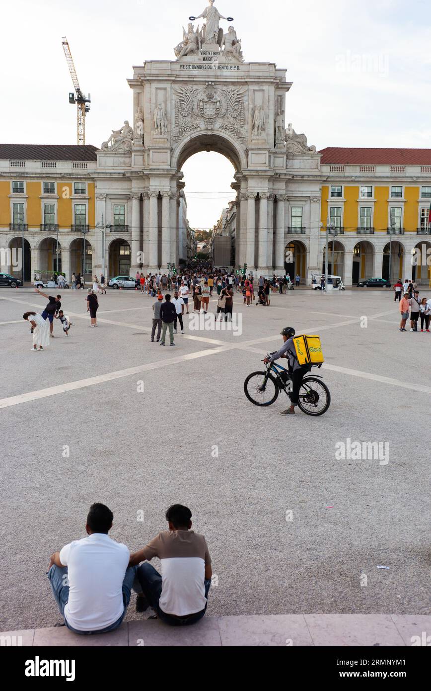 Piazza del commercio è stata il sito del Palazzo reale di Lisbona per più di 200 anni. E' una delle piazze piu' turistiche e importanti di Lisbona. A Foto Stock