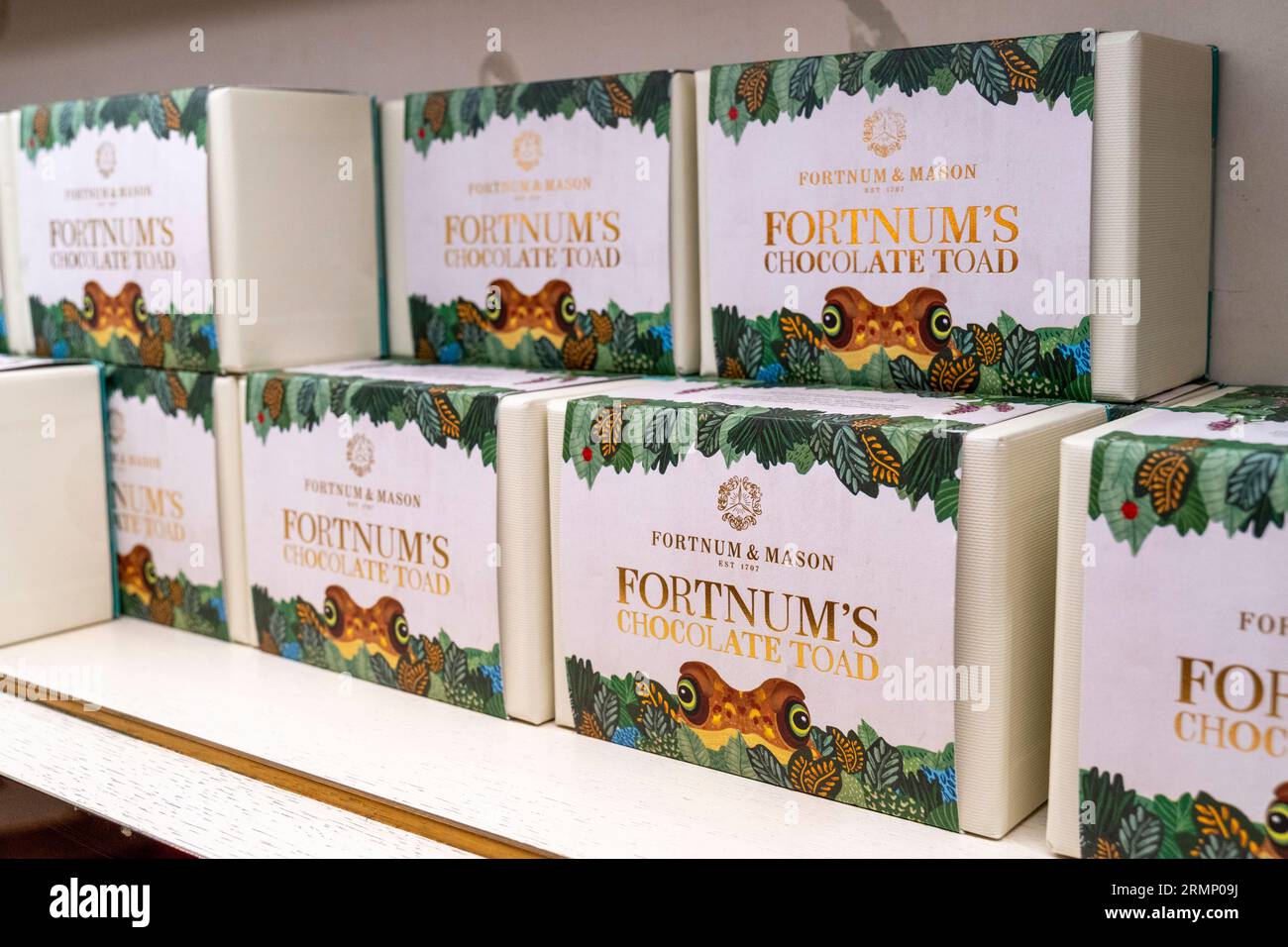 Londra, Regno Unito - 29 ottobre 2022: Rospi di cioccolato in vendita presso il Fortnum and Mason store di Londra Foto Stock