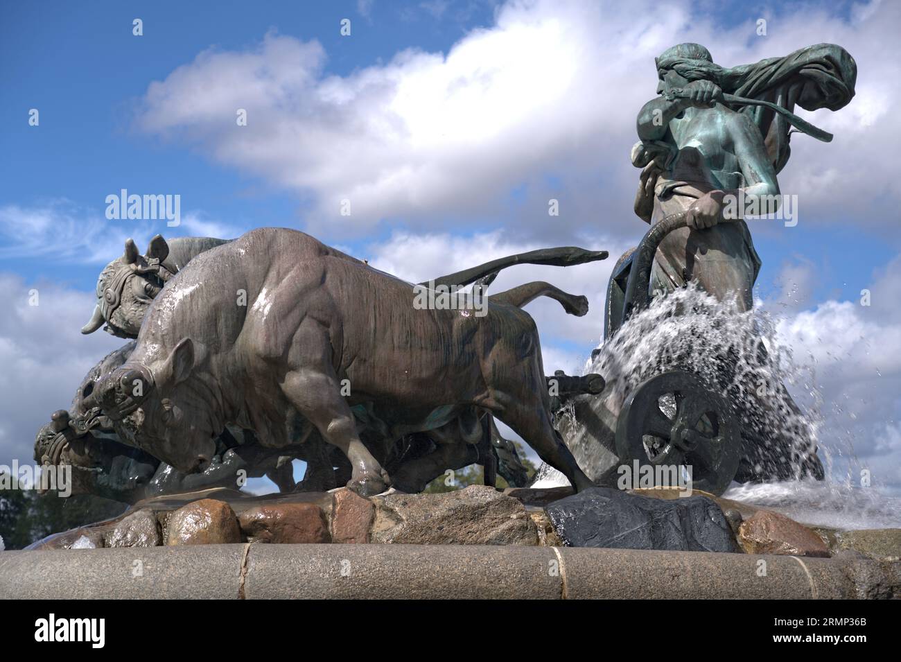 Fontana di Gefion, famoso punto di riferimento a Copenaghen, la dea norrena Gefjon su un aratro trainato da buoi, a Nordre Toldbod Copenaghen Foto Stock