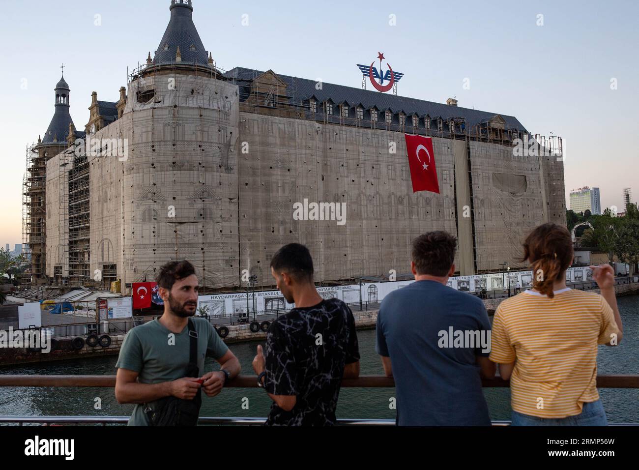 29 agosto 2023: Persone che viaggiano sul traghetto Eminonu Kadikoy durante la vita quotidiana a Istanbul nonostante l'aumento dei tassi di inflazione il 29 agosto 2023 in Turchia. Mentre la Banca centrale della Repubblica di Turchia ha aumentato le sue previsioni di inflazione dal 22,3% al 58% per la fine dell'anno, ha annunciato che l'inflazione sarebbe scesa al 33% nel 2024, secondo il percorso previsto. (Immagine di credito: © tolga Ildun/ZUMA Press Wire) SOLO USO EDITORIALE! Non per USO commerciale! Foto Stock