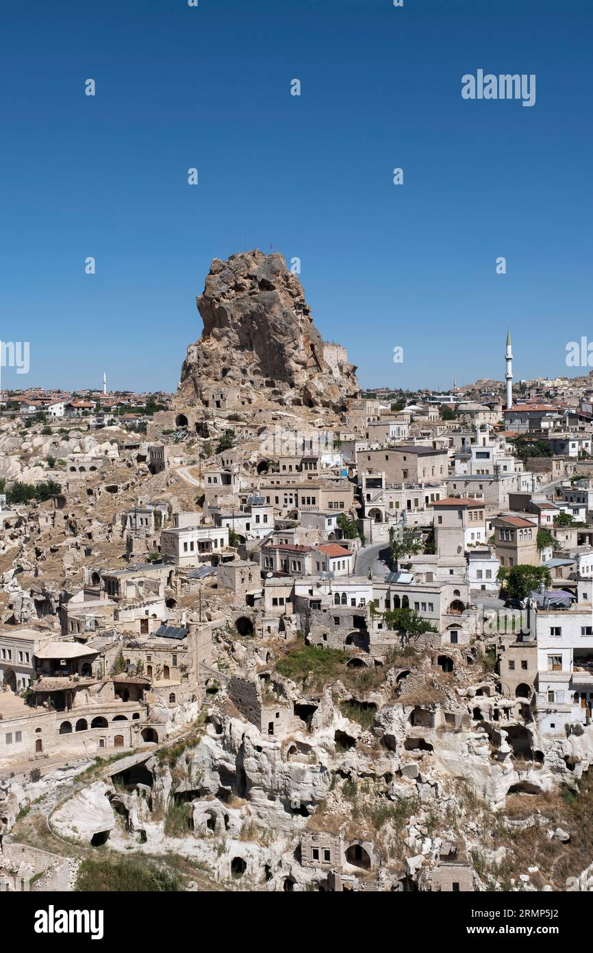 Ortahisar, tipico villaggio scolpito nella roccia e nella pietra con il castello di Ortahisar su una grande roccia vulcanica che incorona il villaggio, la Cappadocia, la Turchia Foto Stock