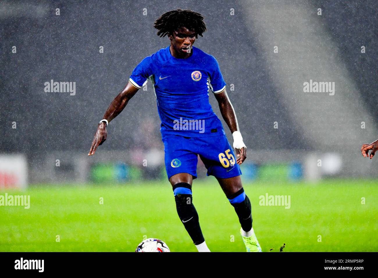 ATO Ampah (65 Chelsea) controlla la palla durante la partita dell'EFL Trophy tra MK Dons e Chelsea allo Stadio MK, Milton Keynes, martedì 29 agosto 2023. (Foto: Kevin Hodgson | mi News) crediti: MI News & Sport /Alamy Live News Foto Stock