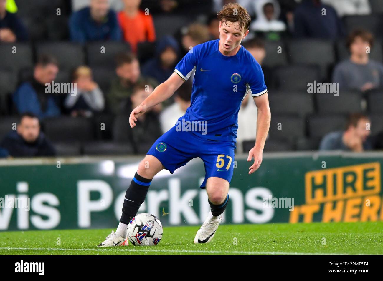 Brodi Hughes (57 Chelsea) controlla la palla durante la partita dell'EFL Trophy tra MK Dons e Chelsea allo Stadio MK, Milton Keynes, martedì 29 agosto 2023. (Foto: Kevin Hodgson | mi News) crediti: MI News & Sport /Alamy Live News Foto Stock