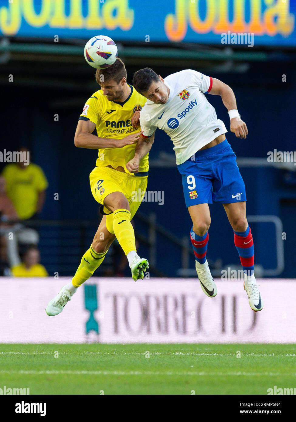 Villarreal, Spagna. 27 agosto 2023. Matteo sabbia del Villarreal CF in azione con Robert Lewandowski del FC Barcelona durante la partita LaLiga EA Sports tra il Villarreal CF e il FC Barcelona all'Estadio la ceramica di Villarreal, in Spagna. (Immagine di credito: © David Ramirez/DAX via ZUMA Press Wire) SOLO USO EDITORIALE! Non per USO commerciale! Foto Stock
