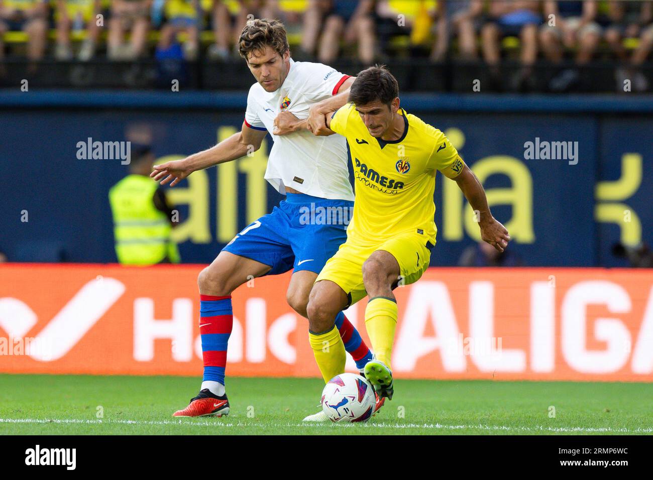 Villarreal, Spagna. 27 agosto 2023. Gerard Moreno del Villarreal CF in azione con Marcos Alonso del FC Barcelona durante la partita LaLiga EA Sports tra il Villarreal CF e il FC Barcelona all'Estadio la ceramica di Villarreal, in Spagna. Credito: DAX Images/Alamy Live News Foto Stock