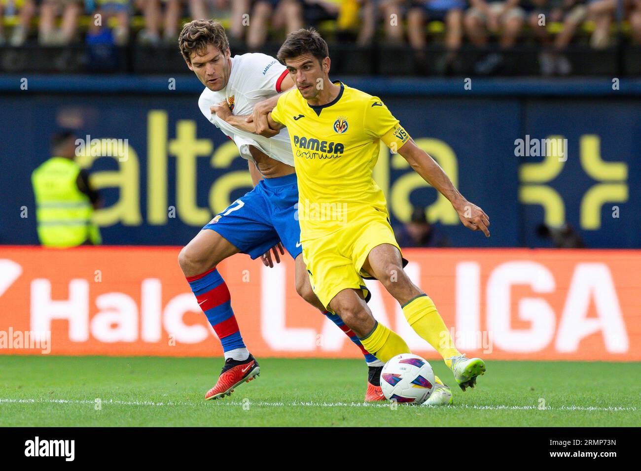 Villarreal, Spagna. 27 agosto 2023. Gerard Moreno del Villarreal CF in azione con Marcos Alonso del FC Barcelona durante la partita LaLiga EA Sports tra il Villarreal CF e il FC Barcelona all'Estadio la ceramica di Villarreal, in Spagna. (Immagine di credito: © David Ramirez/DAX via ZUMA Press Wire) SOLO USO EDITORIALE! Non per USO commerciale! Foto Stock