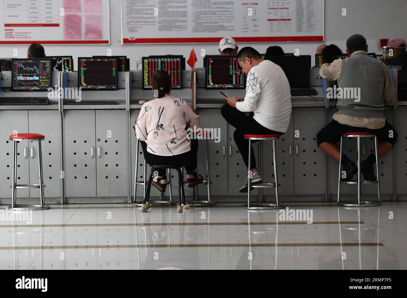 Fuyang, Cina. 28 agosto 2023. Diversi investitori stanno prestando attenzione alle modifiche dell'indice composito di Shanghai visualizzate sugli schermi del Fuyang Huaa'an Securities Trading Office. Il ministero delle Finanze e l'amministrazione fiscale dello Stato hanno annunciato in una dichiarazione dell'agosto 27 che la Cina avrebbe dimezzato l'imposta di bollo sulle transazioni azionarie dall'agosto 28 per rivitalizzare i mercati dei capitali e aumentare la fiducia degli investitori. (Foto di Sheldon Cooper/SOPA Images/Sipa USA) credito: SIPA USA/Alamy Live News Foto Stock