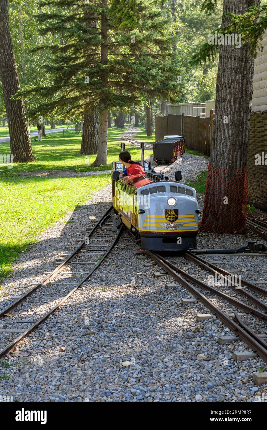 Organizza il giro in trenino per bambini al Bowness Park per i passeggeri estivi al Bowness Park. Calgary, Alberta, Canada. Foto Stock