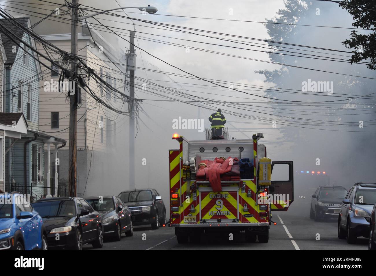 Newark, New Jersey, USA. 29 agosto 2023. Due allarmi antincendio a Newark, New Jersey. 29 agosto 2023, Newark, New Jersey, USA: I vigili del fuoco hanno combattuto le fiamme scoppiate in una casa multifamiliare da un incendio a Newark, New Jersey. L'incendio a due allarmi è scoppiato in un condominio di tre piani situato al 634 della 15th Avenue intorno alle 17:00, martedì (29) pomeriggio. Non sono state riportate ferite. (Immagine di credito: © Kyle Mazza/TheNEWS2 via ZUMA Press Wire) SOLO USO EDITORIALE! Non per USO commerciale! Foto Stock