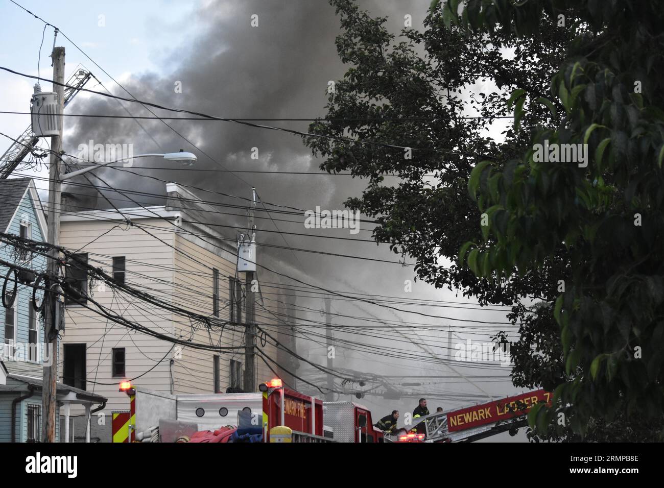 Newark, New Jersey, USA. 29 agosto 2023. Due allarmi antincendio a Newark, New Jersey. 29 agosto 2023, Newark, New Jersey, USA: I vigili del fuoco hanno combattuto le fiamme scoppiate in una casa multifamiliare da un incendio a Newark, New Jersey. L'incendio a due allarmi è scoppiato in un condominio di tre piani situato al 634 della 15th Avenue intorno alle 17:00, martedì (29) pomeriggio. Non sono state riportate ferite. (Immagine di credito: © Kyle Mazza/TheNEWS2 via ZUMA Press Wire) SOLO USO EDITORIALE! Non per USO commerciale! Foto Stock