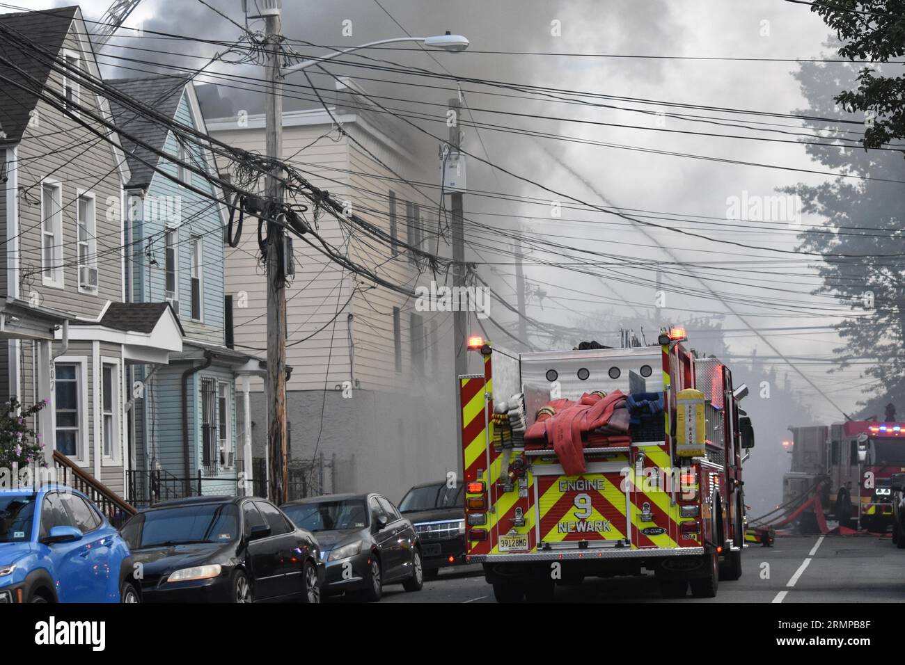 Newark, New Jersey, USA. 29 agosto 2023. Due allarmi antincendio a Newark, New Jersey. 29 agosto 2023, Newark, New Jersey, USA: I vigili del fuoco hanno combattuto le fiamme scoppiate in una casa multifamiliare da un incendio a Newark, New Jersey. L'incendio a due allarmi è scoppiato in un condominio di tre piani situato al 634 della 15th Avenue intorno alle 17:00, martedì (29) pomeriggio. Non sono state riportate ferite. (Immagine di credito: © Kyle Mazza/TheNEWS2 via ZUMA Press Wire) SOLO USO EDITORIALE! Non per USO commerciale! Foto Stock