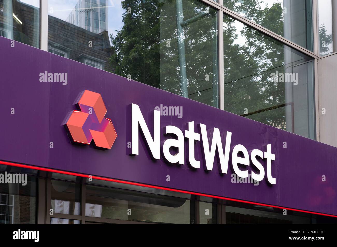 Logo e titolo della banca NatWest all'esterno di una filiale di Londra, Regno Unito. Concetto: Settore bancario del Regno Unito, contratti di mutui, tassi di interesse Foto Stock