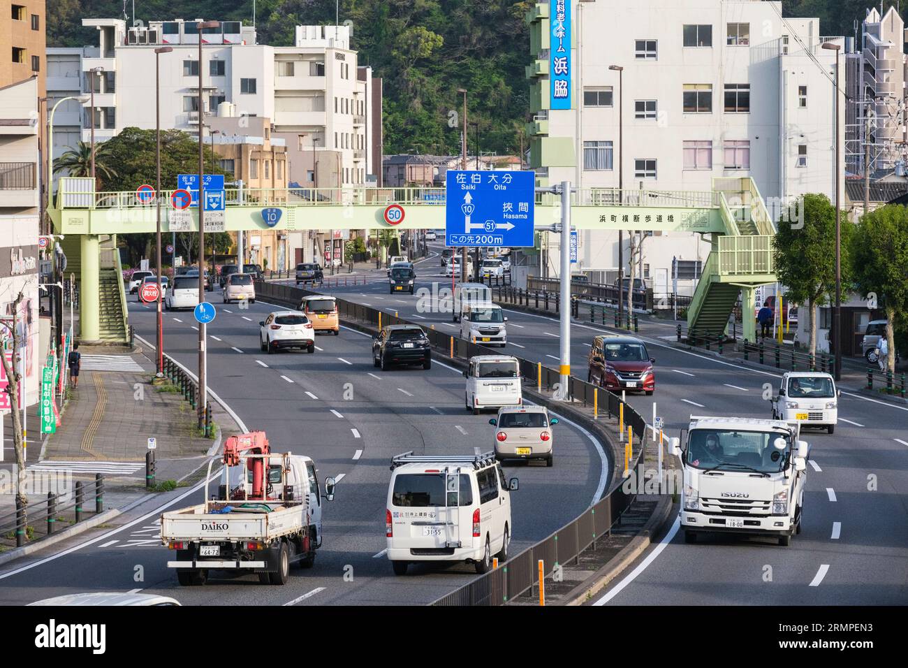 Giappone, Kyushu, Beppu. Traffico nel tardo pomeriggio sulla National Route 10 attraverso il centro di Beppu. Foto Stock