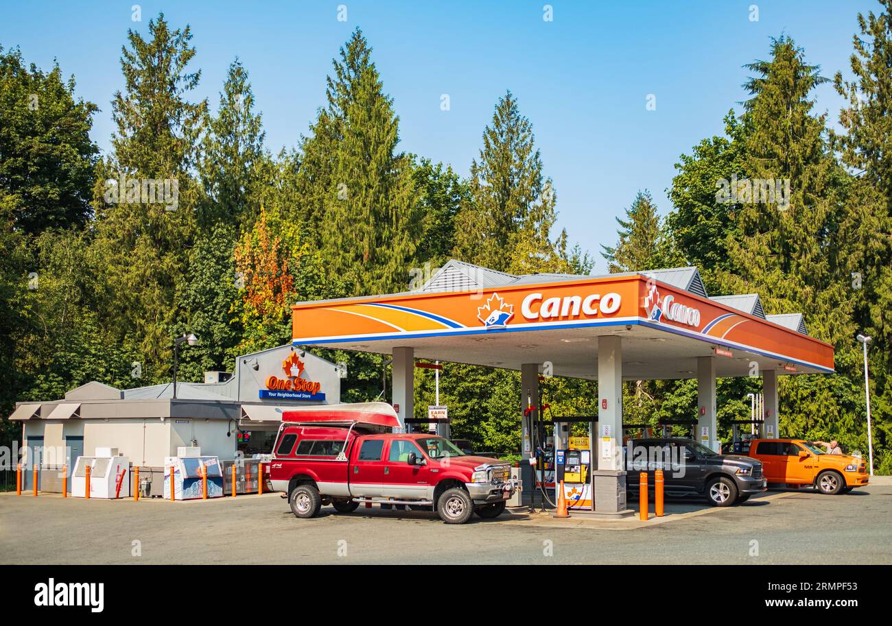 Una stazione di servizio Canco-Canada a Vancouver, British Columbia. Canco è una catena indipendente di stazioni di servizio lanciata nel 2016. Gente che fa il pieno in una stazione di servizio Foto Stock