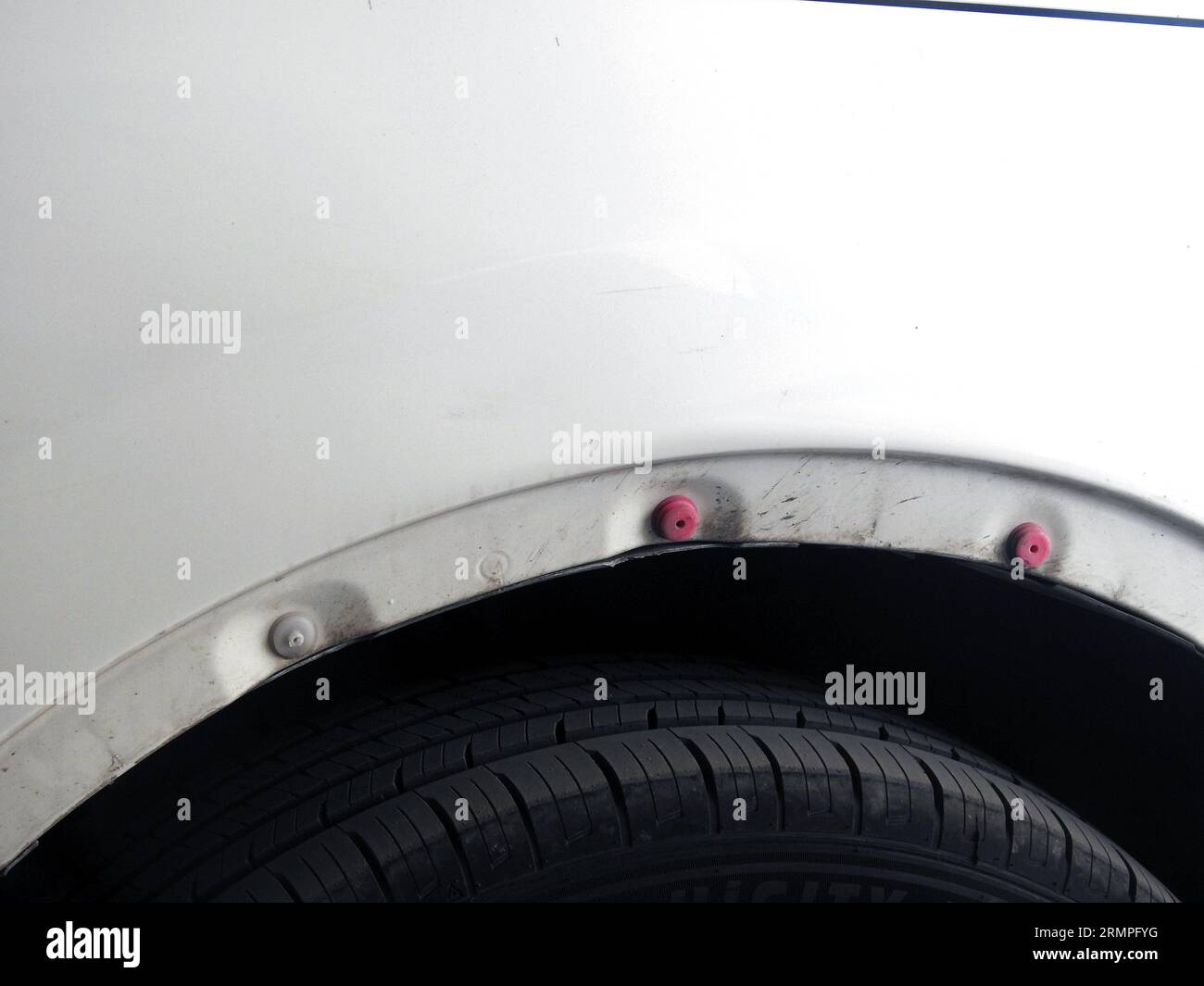 Cairo, Egitto, 24 agosto 2023: Primo piano di una ruota nera su un parcheggio in garage, pneumatici usati Prinx HiCity HH2 su un SUV Nissan, con Foto Stock