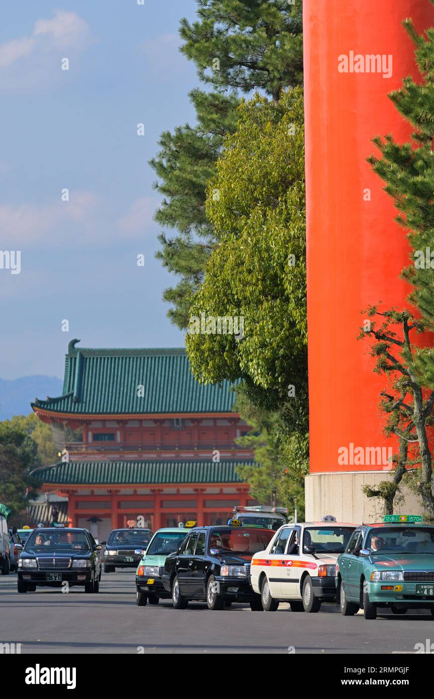 Il primo gateway esterno torii di Heian-jingu, Kyoto JP Foto Stock