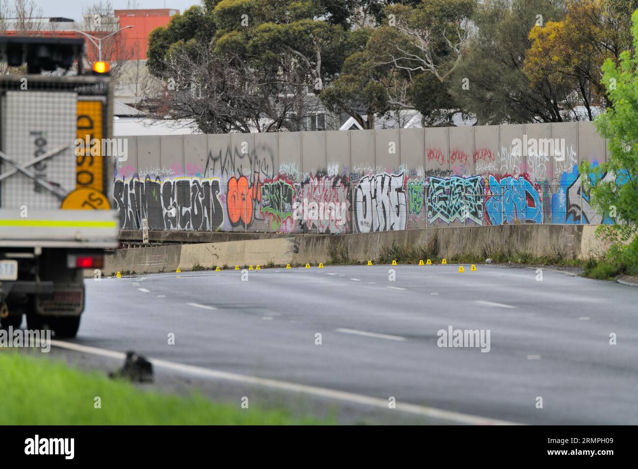 Melbourne, Victoria, Australia. 30/08/2023, Un bambino di 27 anni è sotto custodia della polizia dopo aver perso il controllo della sua Toyota poco dopo mezzanotte vicino all'ingresso di Alexandra Parade/Hoddle Street sulla Eastern Freeway a Clifton Hill, Melbourne, Victoria, Australia. Mi è stato riferito che il lavoratore della strada stava operando da solo in una notte buia e umida fotografando un'illuminazione stradale difettosa quando la Toyota ha perso il controllo e ha colpito la barriera antiurto più volte prima di colpire il lavoratore della strada. La scena del crimine rimane chiusa a mezzogiorno, 12 ore dopo l'incidente. Crediti: Joshua Preston/Alamy Live News. Foto Stock