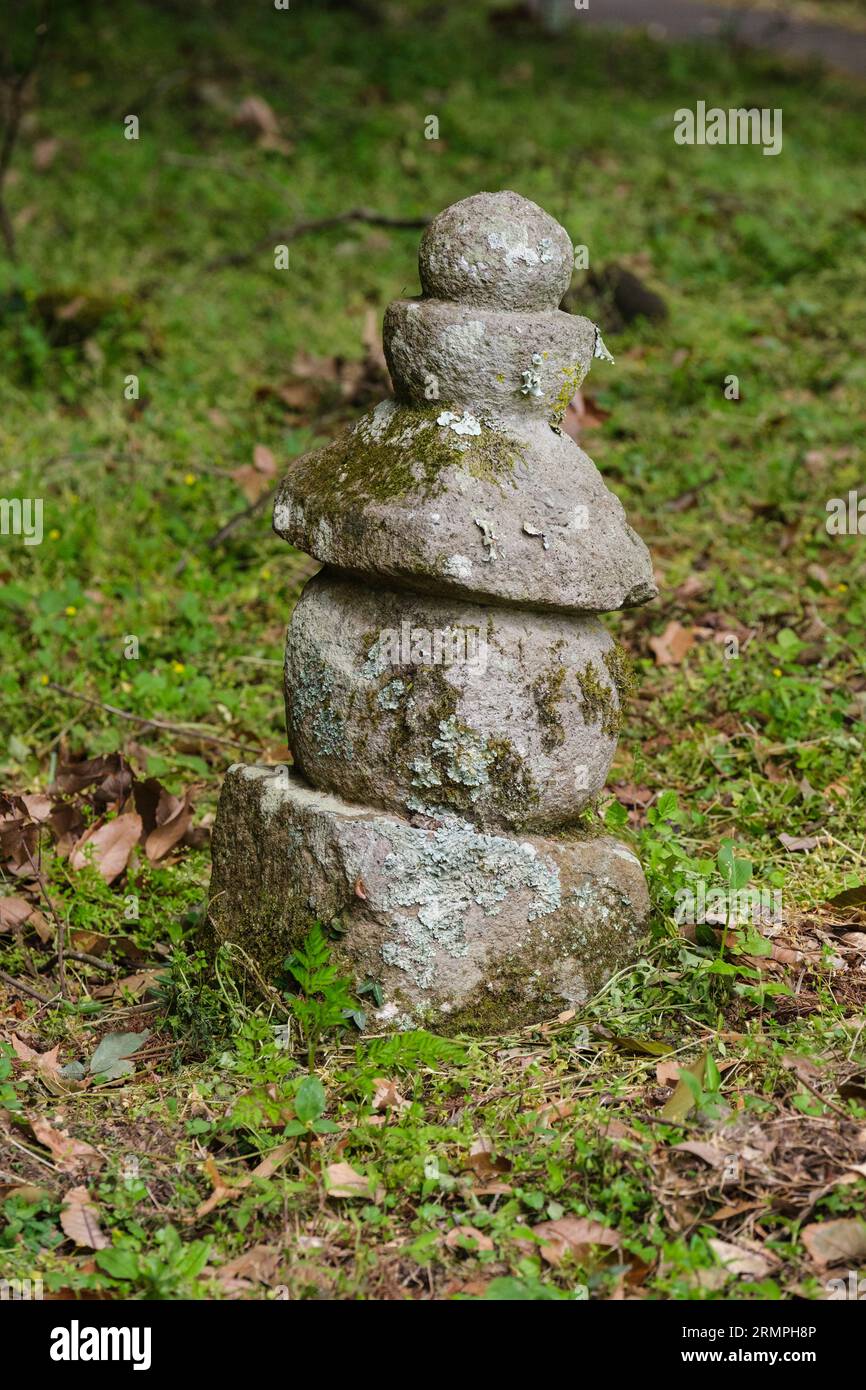 Giappone, Kyushu. Scultura buddista che simboleggia, dall'alto verso il basso, aria, vento, fuoco, acqua, Terra. Foto Stock