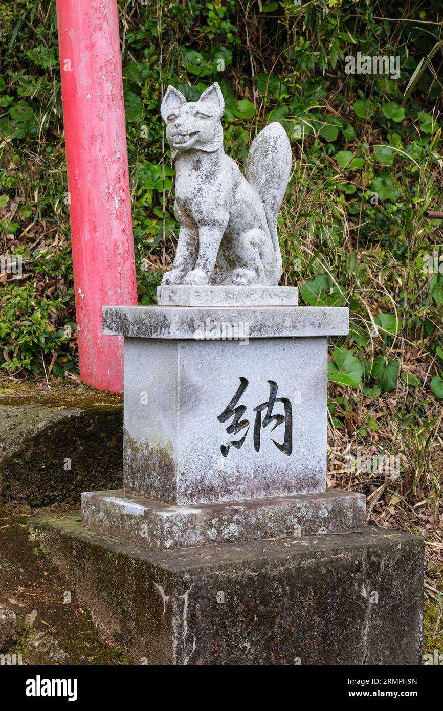 Giappone, Kyushu. Fox Guardiano (Kitsune) all'ingresso del sentiero per il Tempio di Makiodo, la Penisola di Kunisaki, la Prefettura di Oita. Foto Stock