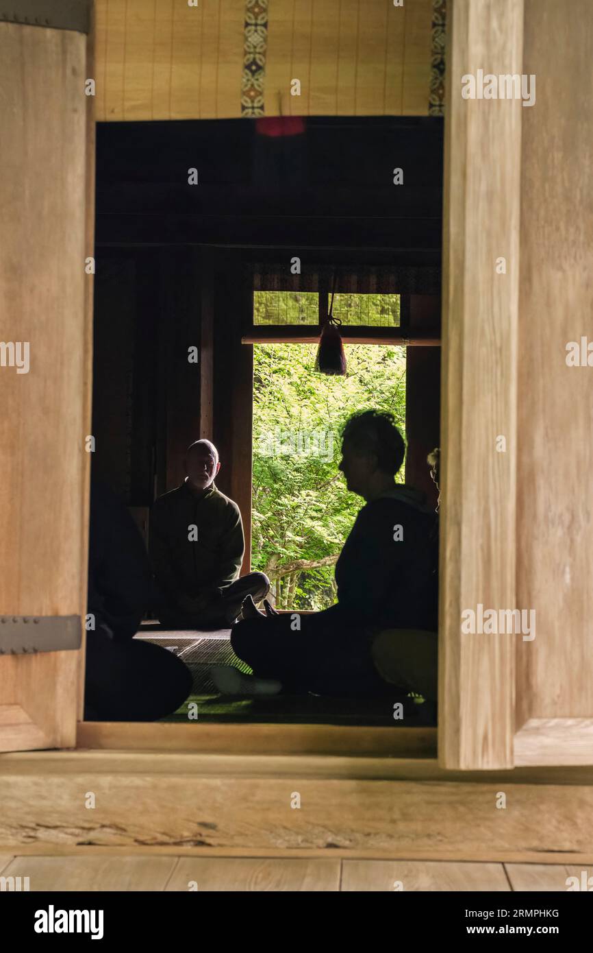 Giappone, Kyushu. Meditazione mattutina nel Tempio buddista Fuki-ji, Penisola di Kunisaki, Prefettura di Oita. Foto Stock