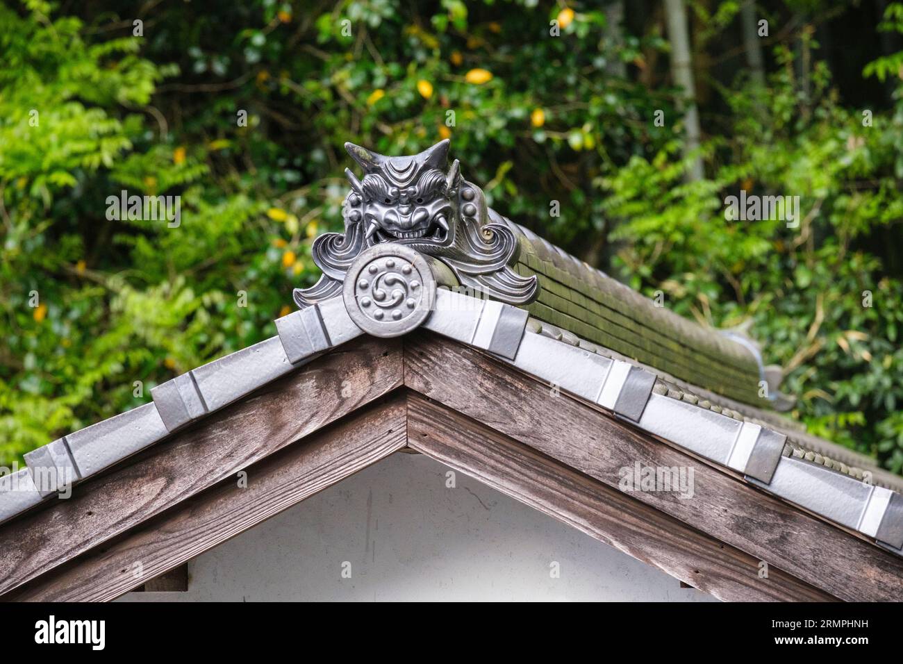 Giappone, Kyushu. Tempio Fuki-ji, decorazione del tetto, penisola di Kunisaki, prefettura di Oita. Foto Stock