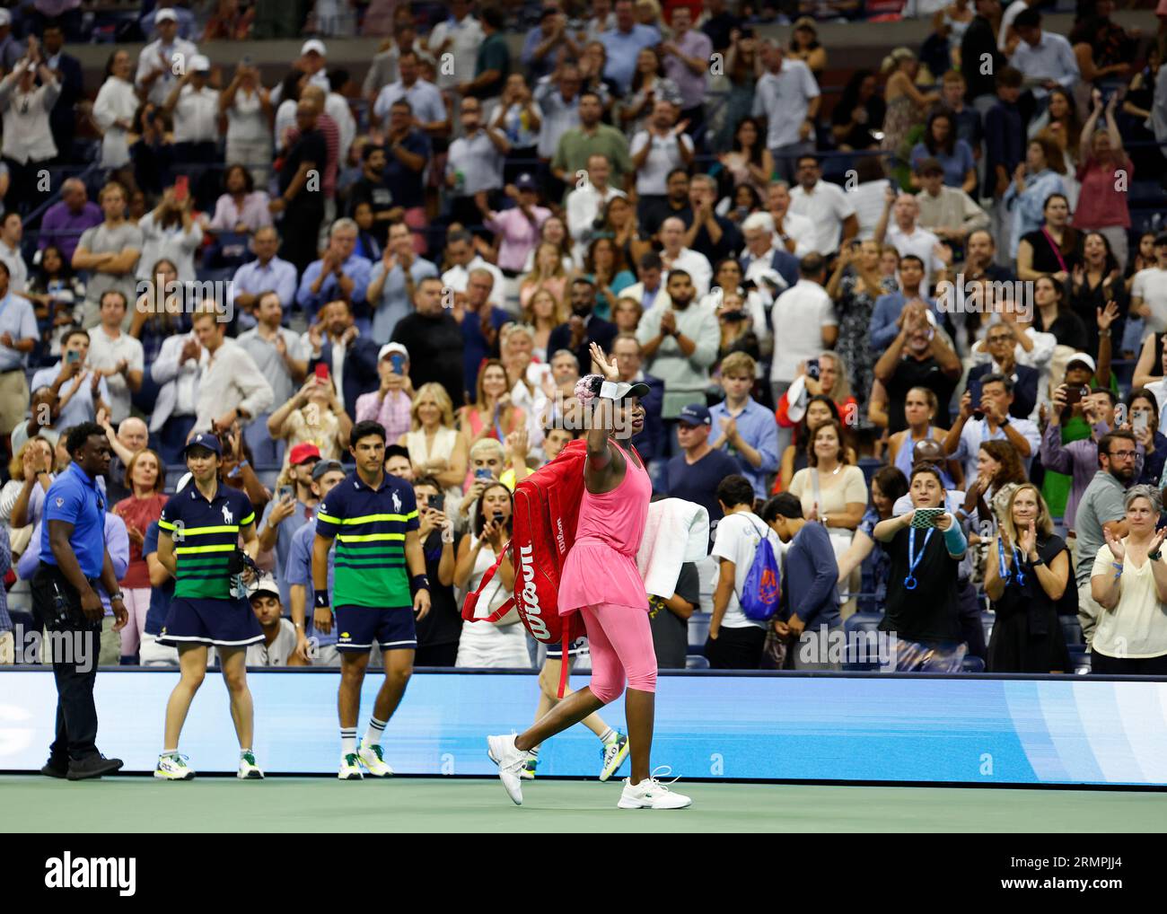 Flushing Meadow, Stati Uniti. 29 agosto 2023. Venus Williams reagisce agli applausi dei tifosi mentre esce dal campo dopo aver gareggiato nella sua 100a partita di carriera agli US Open Tennis Championships 2023 perdendo per salutare Minnen del Belgio in set consecutivi nel primo turno all'Arthur Ashe Stadium all'USTA Billie Jean King National Tennis Center martedì 29 agosto 2023 a New York. Foto di John Angelillo/UPI Credit: UPI/Alamy Live News Foto Stock