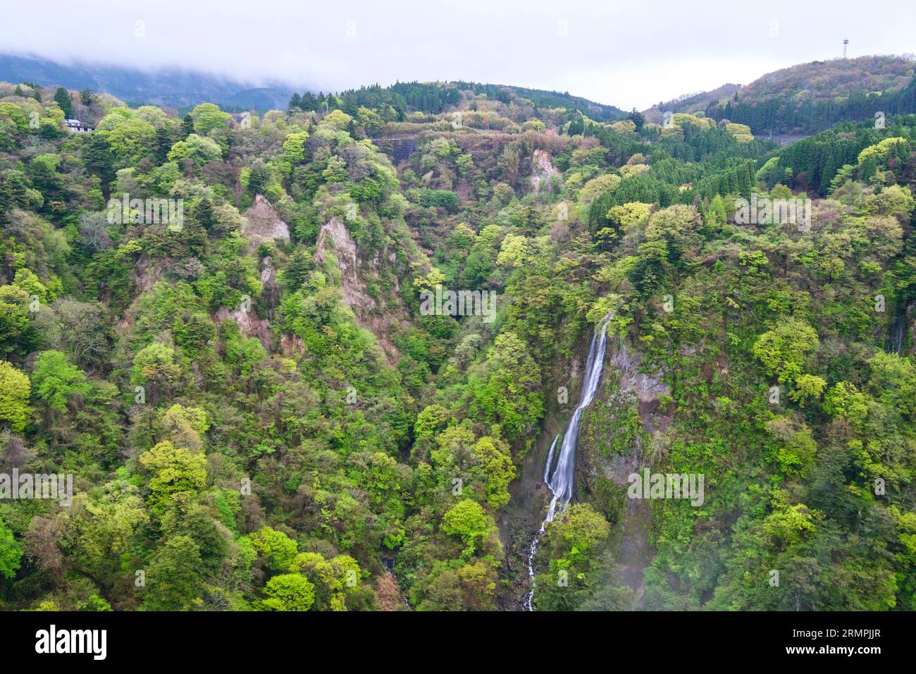 Giappone, Kyushu. Vista panoramica dal ponte sospeso Yume-no-Ohashi, il più grande ponte sospeso pedonale del Giappone. Foto Stock