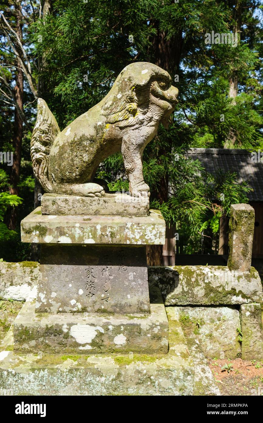 Giappone, Kyushu. Lion-dog Guardian al Ninomiya Hachiman Shinto Shrine. Bocca chiusa a significare ultimo suono fatto alla morte. Foto Stock